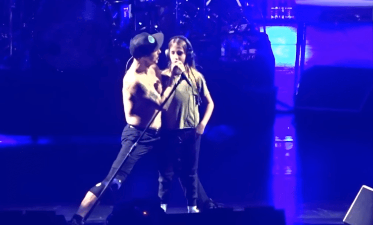 Anthony Kiedis 9 éves fiával énekelt együtt a torinói RHCP-koncerten