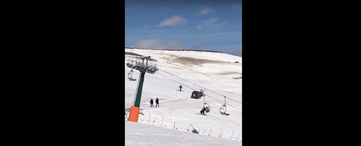Le akarta vágni az utat, áthajtott kocsijával a sípálya tetején – videó