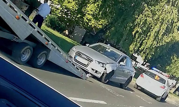 Tényleg összetörték a rendőrök a traffipaxos civil rendőrautót? Különös képek terjednek a Facebookon