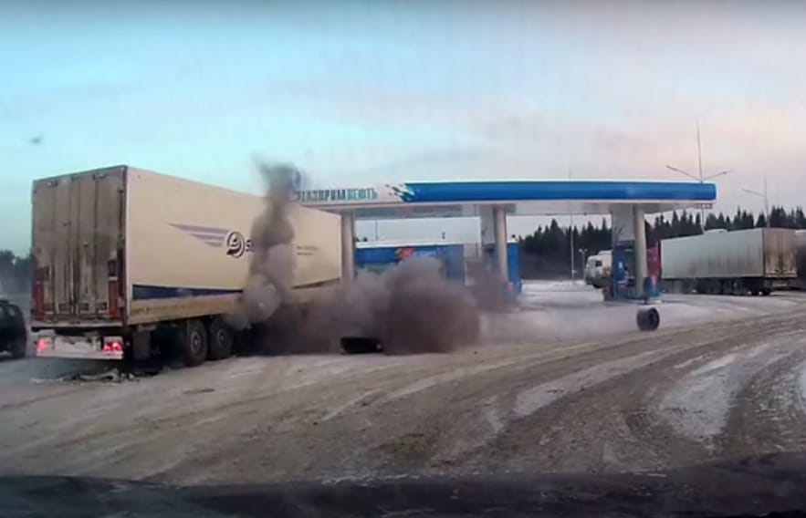 Akkorát robbant a kamion kereke, hogy a felni is kiszakadt – videó