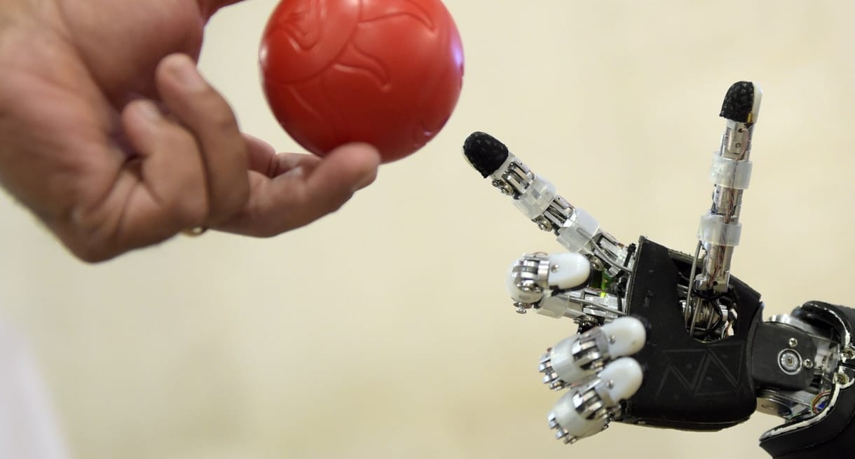 Perbe fognák a robotokat, nehogy uralmuk alá hajtsanak minket