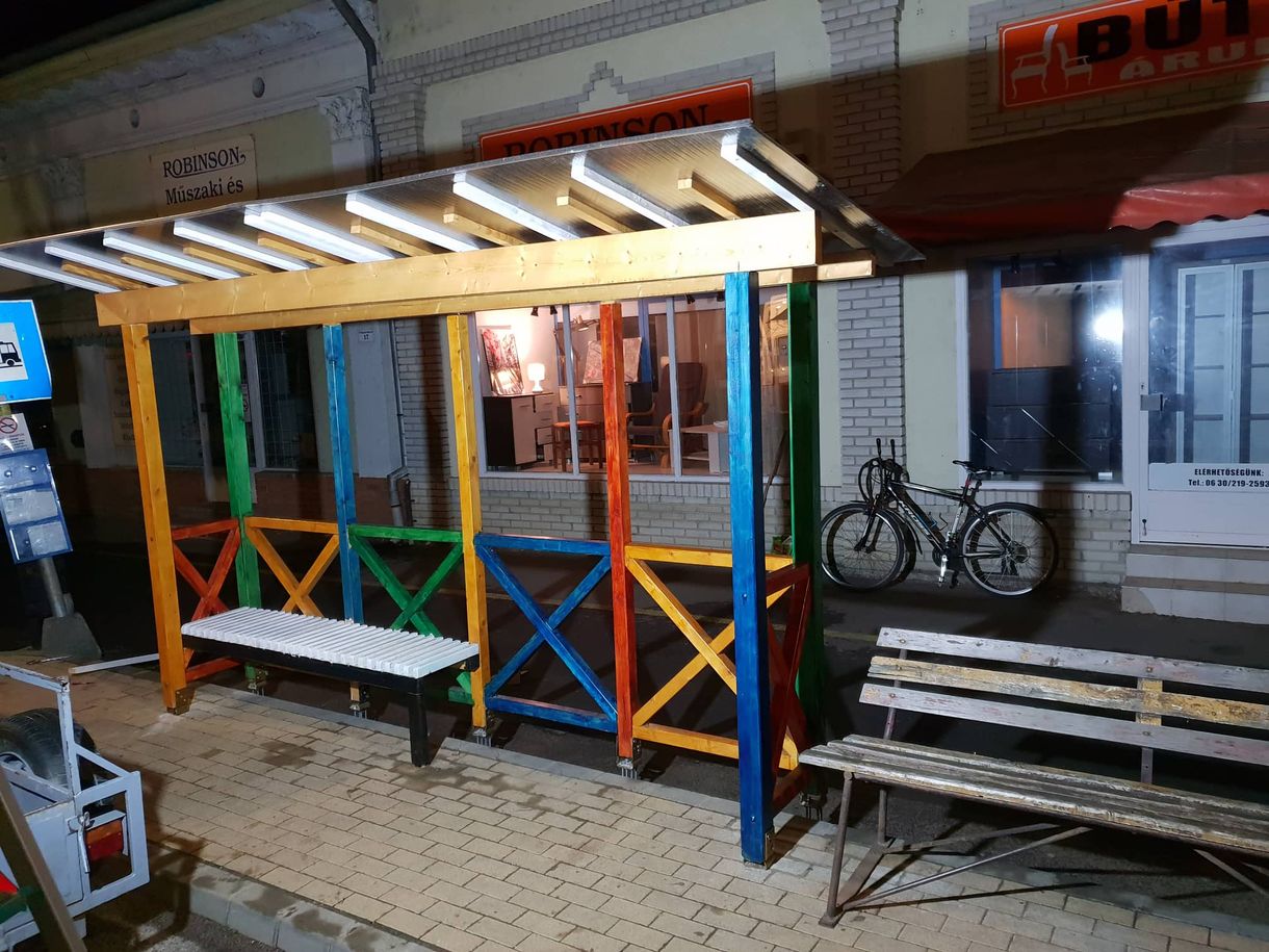 Hódmezővásárhelyen közmunkások segítették a Kétfarkú buszmegálló-építését