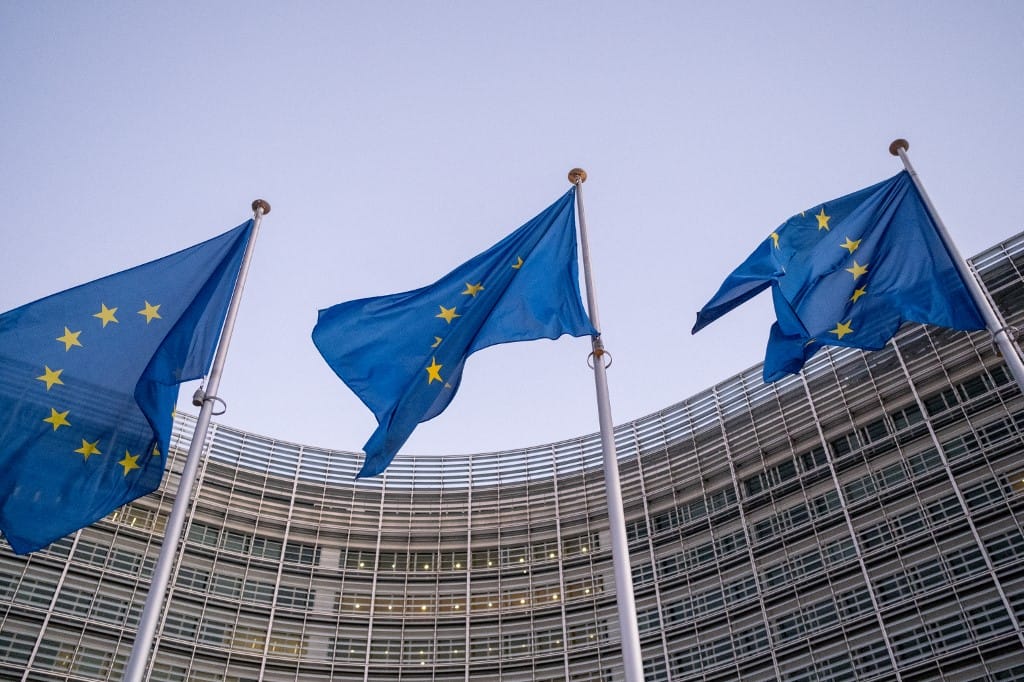 Az Európai Bizottság célkeresztjébe kerültek az „aranyvízumok”, ez a már kiadott magyar letelepedési kötvényeket is érintheti