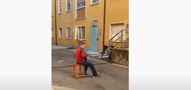 Nem engedték be a kórházba, a felesége ablaka alatt adott szerenádot a 81 éves férfi