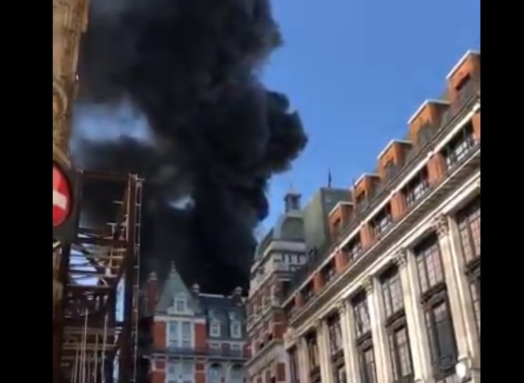 Lángol egy ötcsillagos hotel Londonban