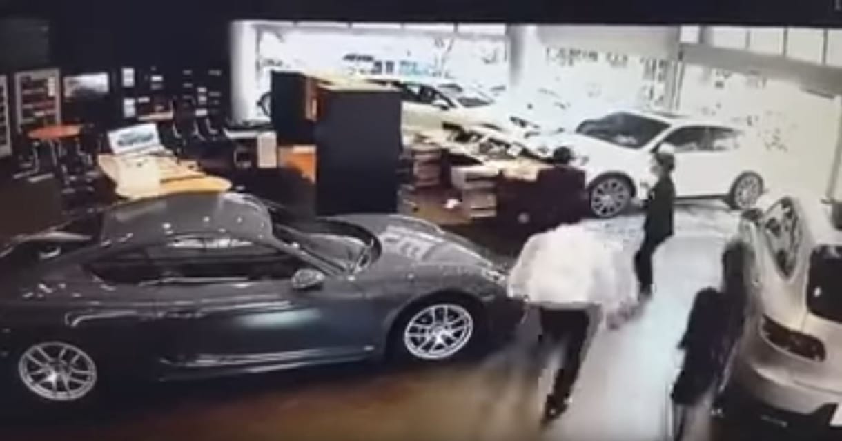 Nem kapott extrákat a Porschéba, behajtott a kereskedésbe – videó