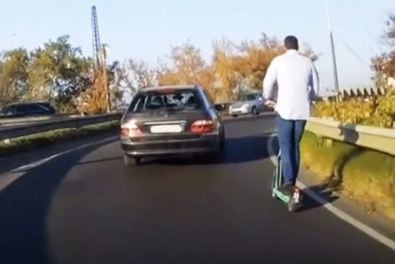 Az M3-as autópálya felhajtóján száguldozott egy rolleres – videó