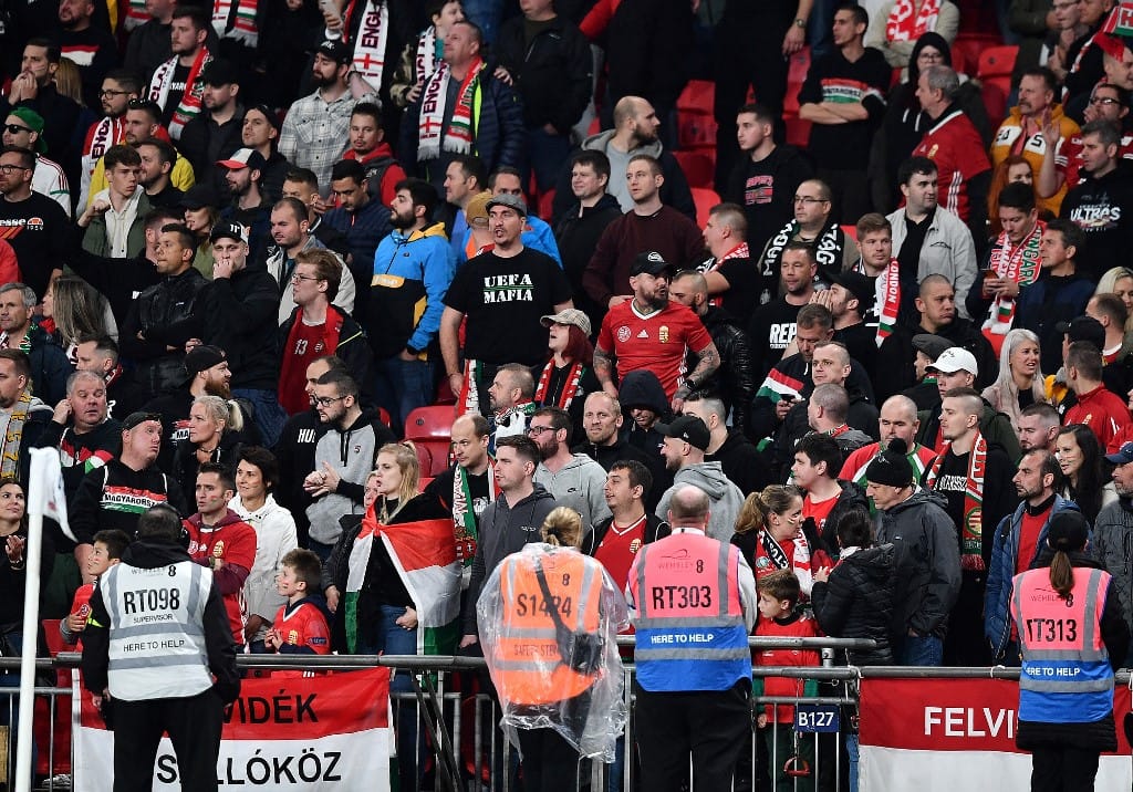 Az angol-magyaron történt rendbontás miatt kizárta a FIFA a magyar szurkolókat