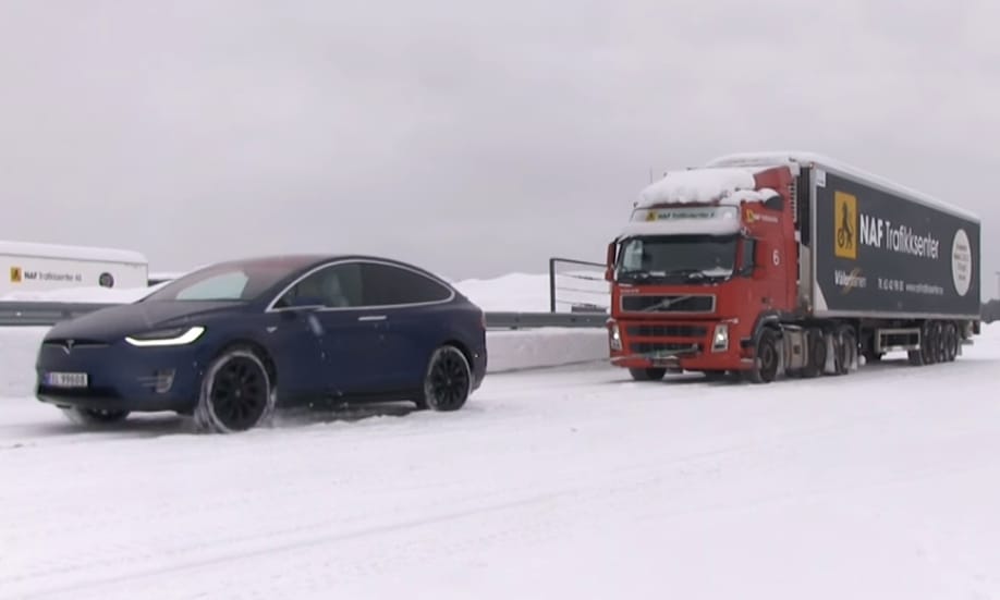 A nap videója: így húz el egy Tesla önerőből egy 43 tonnás kamiont a hóban