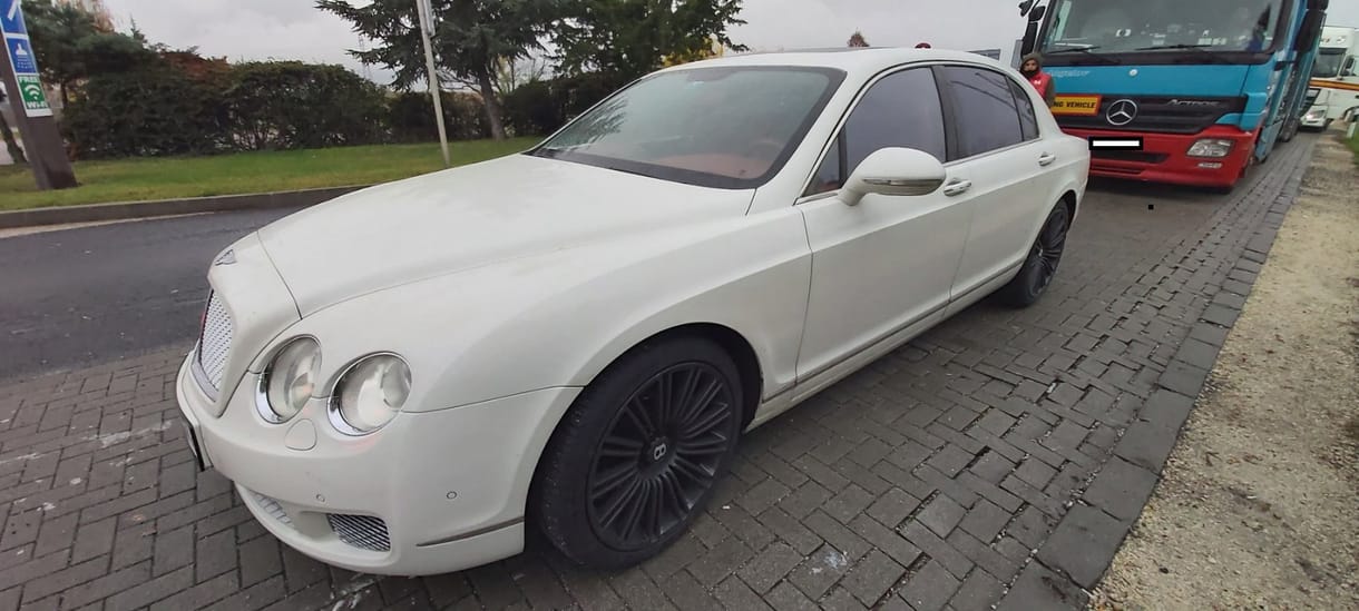 Dániából jöttek idáig a Bentley-vel, de lebuktak