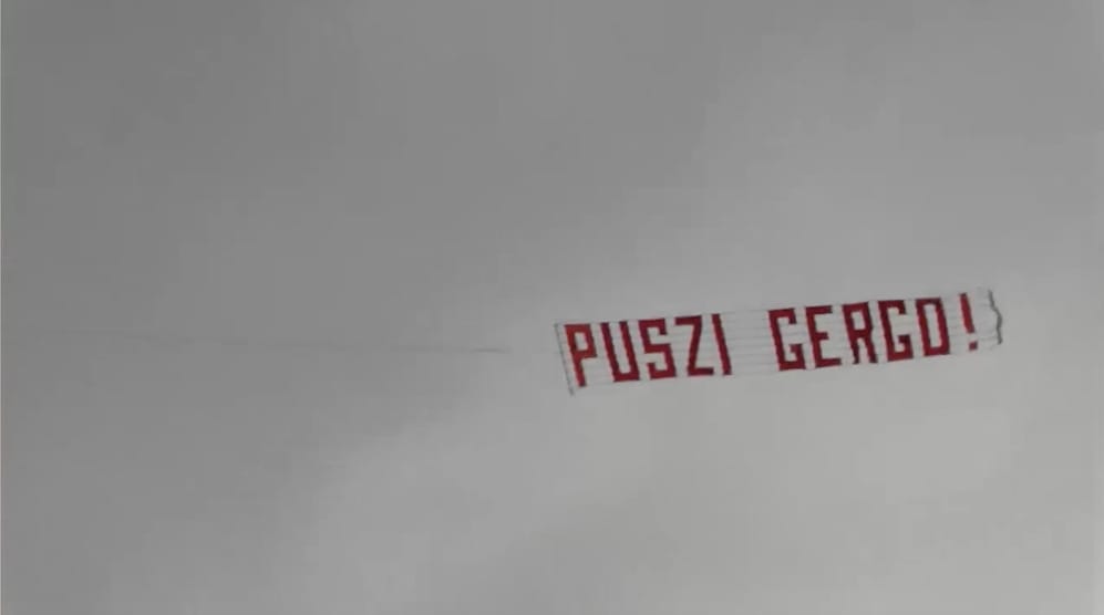 „Puszi Gergő” feliratú repülővel vitték el a megemlékezők felett Homonnay Gergely hamvait
