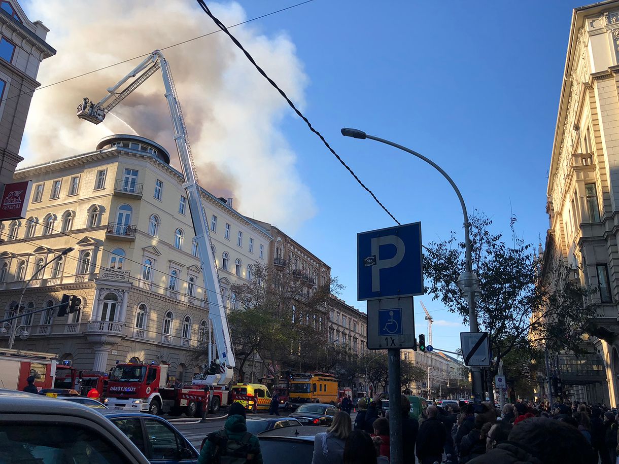 Hatalmas füsttel ég egy ház a Teréz körúton, nem jár a villamos a Jászai és az Oktogon között