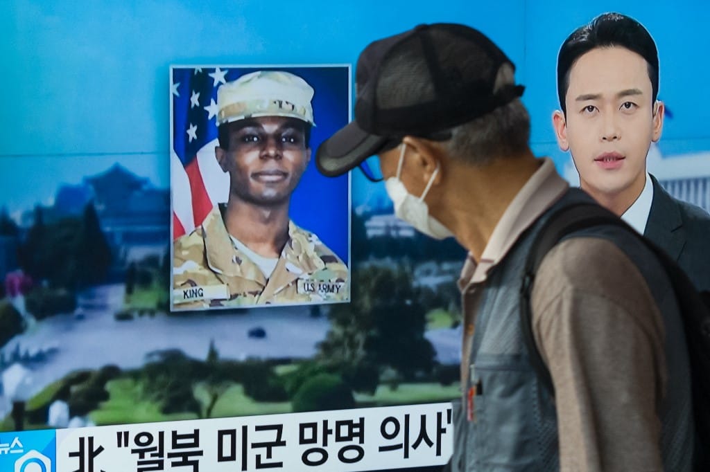 Kiutasították Észak-Koreából az odaszökő amerikai katonát