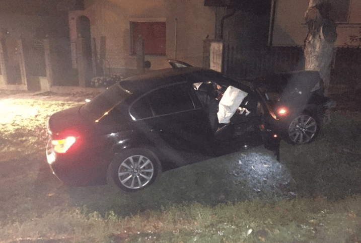 Tíz fiatal menekültet szállító BMW csapódott fának