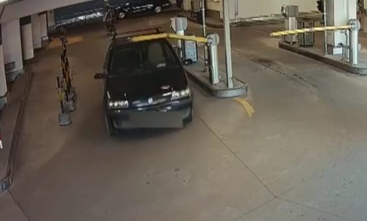 Videó: a lehajtott sorompó nem volt akadály a debreceni autósnak