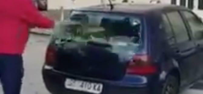 Kalapáccsal vert szét egy gyalogos egy zebrán parkoló autót Horvátországban - videó