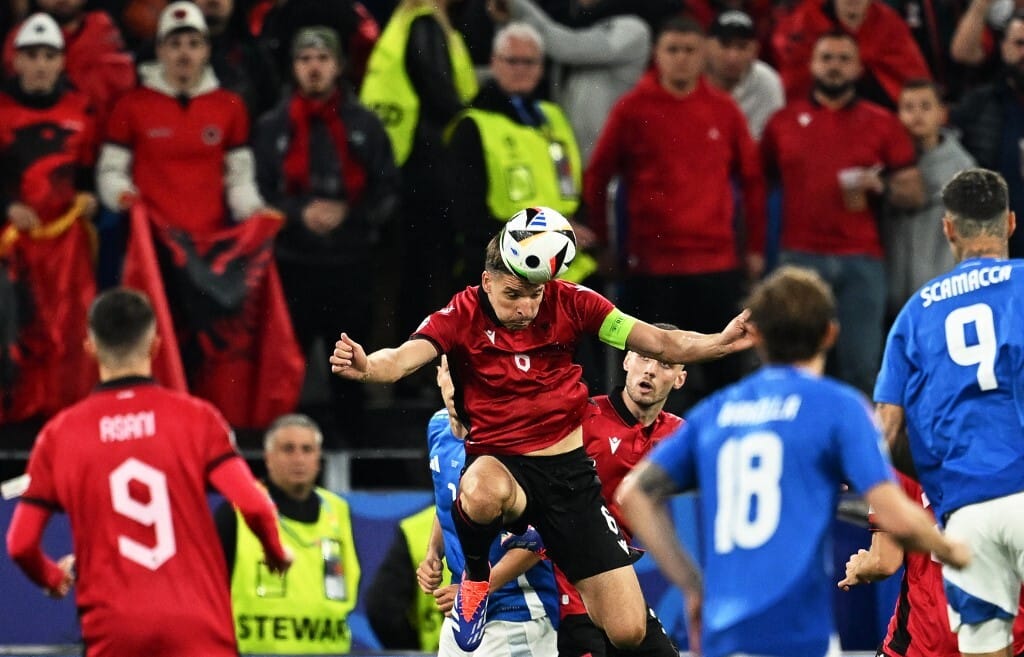 Futballhuliganizmus deluxe: Spagettit törtek ketté az albánok az olasz szurkolók szeme láttára