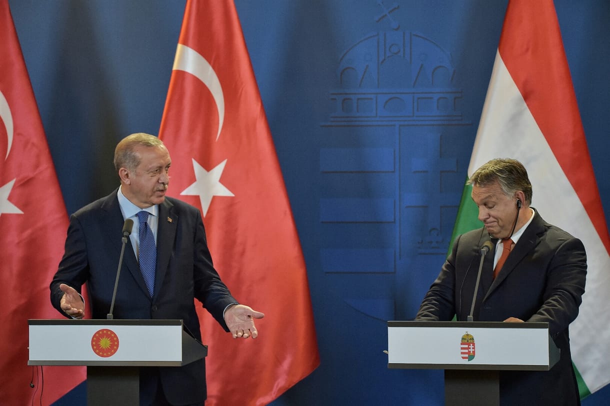 Orbán katonai együttműködést akar Erdogannal