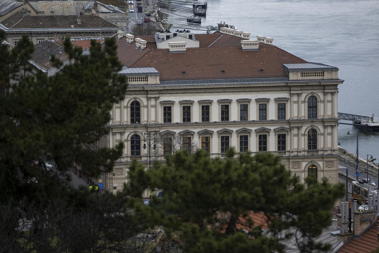 Érdemi magyarázat nélkül tart ki a kormány a felbomlóban lévő orosz 