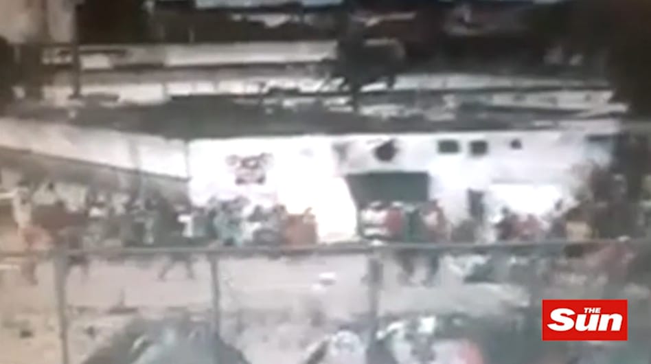 Videó: Drámai tömeges szökést vett fel a kamera egy börtönben