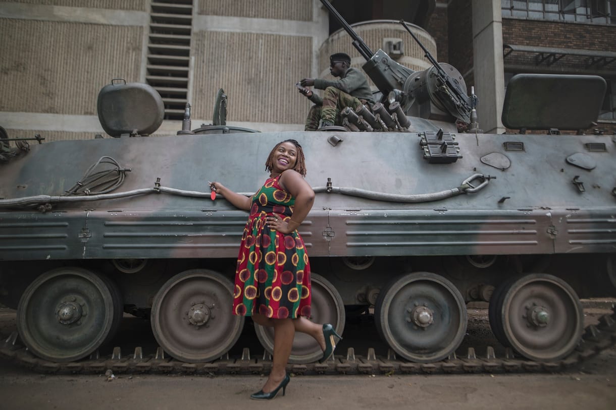 Rendszerváltó lázban Zimbabwe, de Mugabe mégsem mondott le