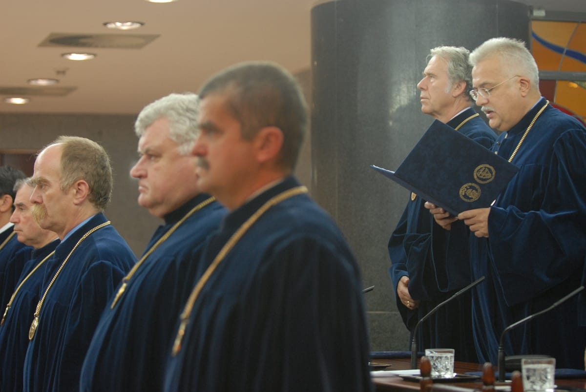 Az MSZP Strasbourgig megy, ha az Ab elmeszeli a nyugdíjbeadványokat         