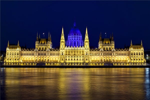 Parlament hétfőtől szerdáig: Alkotmány- és Btk-módosítás, LMP népszavazás
