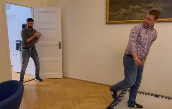 Menczer Tamás is bemutatta, milyen jól dekáznak a fideszesek