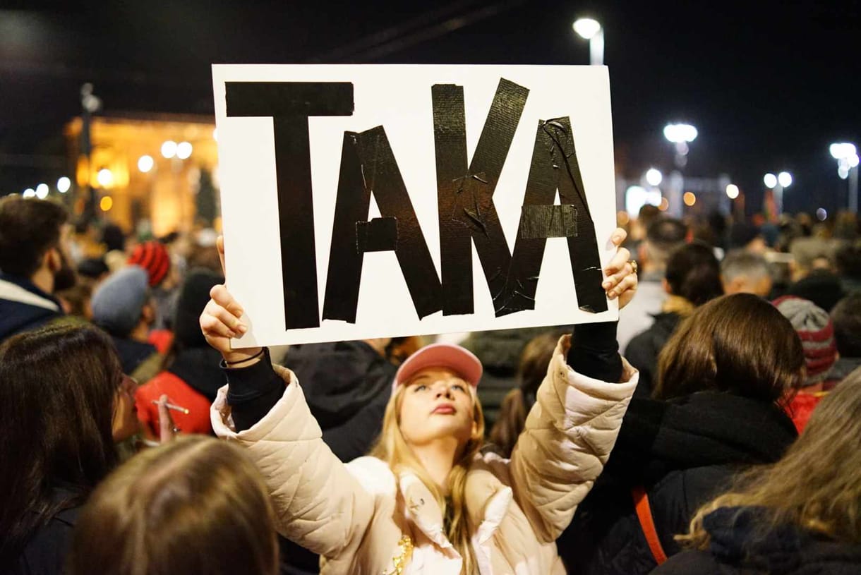 A vártnál jobban megtépázta a Fideszt a kegyelembotrány: 325 ezer választó hagyta el Orbánékat 