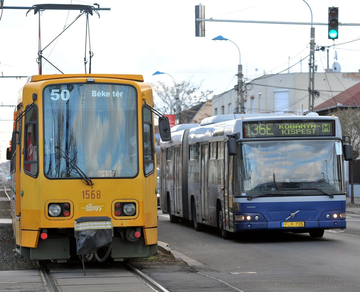 Autóval ütközött az 50-es villamos az Üllői úton