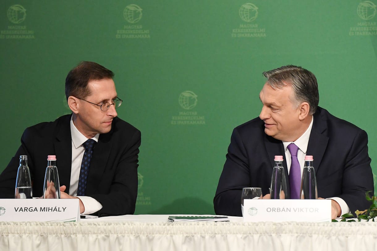 A Pénzügyminisztérium bemutatta, hogyan omlott össze az idei költségvetés novemberre