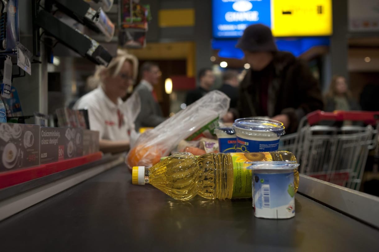Kötelező lesz pénztárost alkalmazni a boltokban, nem elég az önkiszolgáló kassza