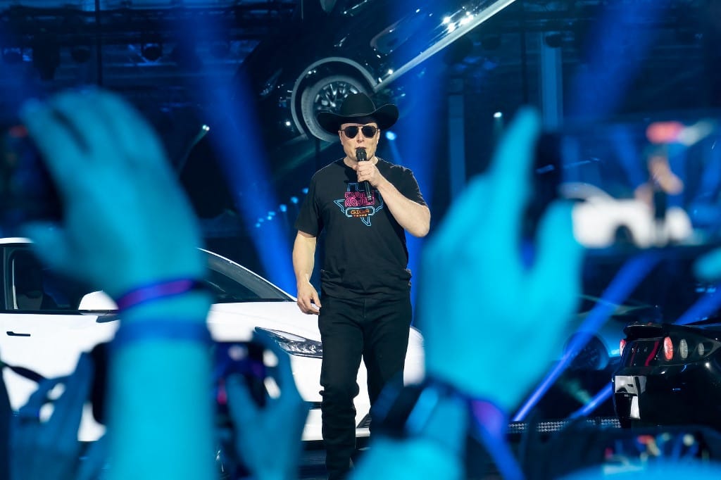 Elon Musk megszerezte az x.com webcímet, és belengette egy saját közösségi oldal indítását