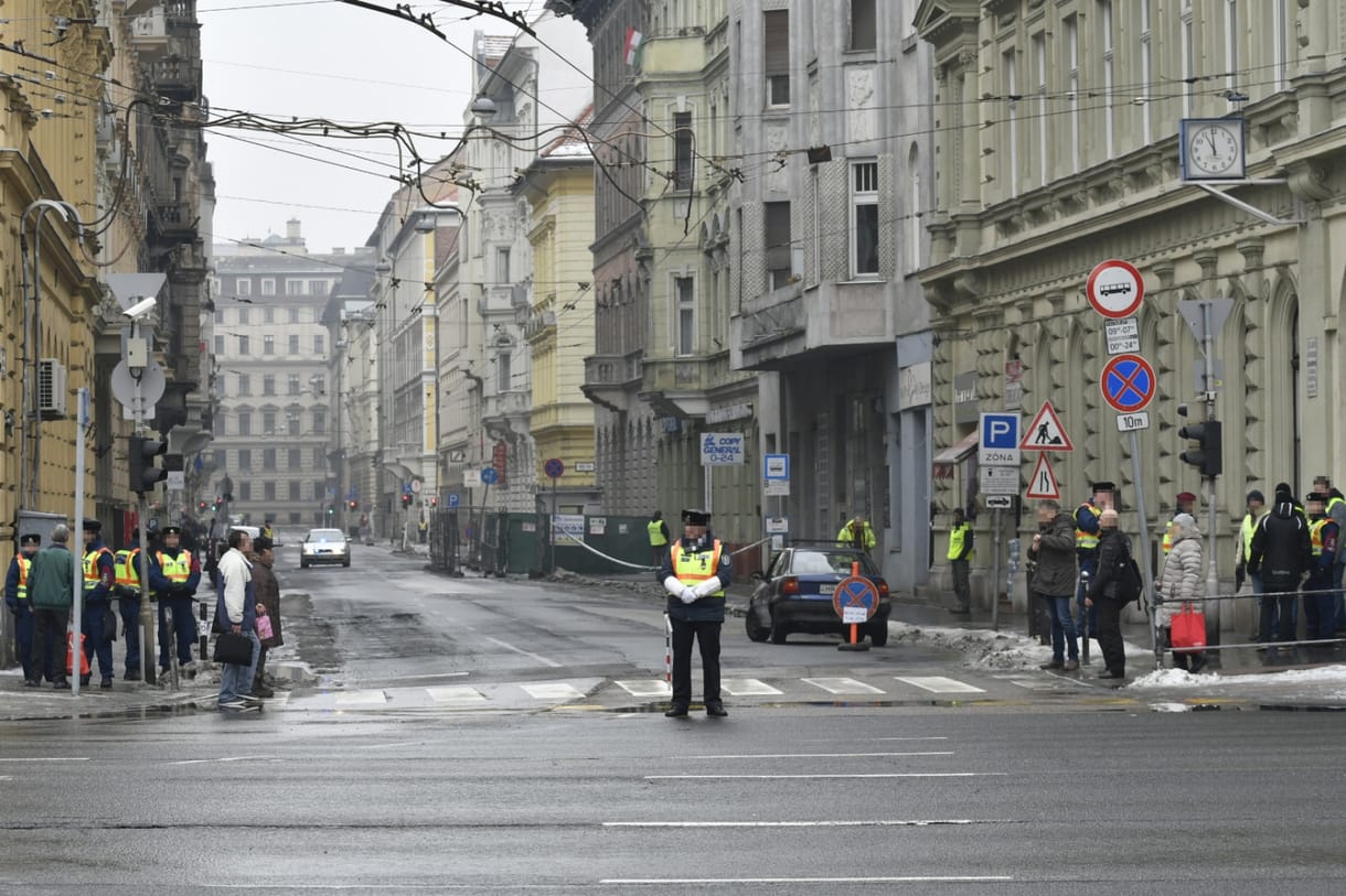 Fokozott készültség: gépfegyveres katonai rendészek a metrón - fotó