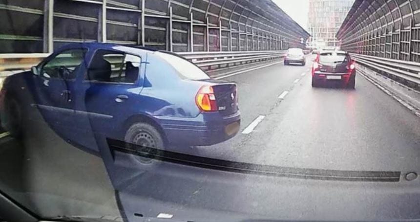 Hatalmasat piruettezett egy Renault a Gyáli úti felüljárón, de utána sem lassított