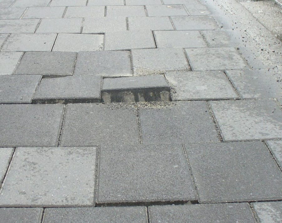 Megint elbotlanak az arra sétálók a Dob utcában