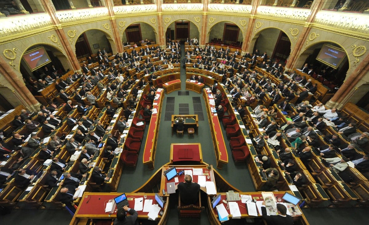 Havi egymilliót is bukhatnak a képviselők