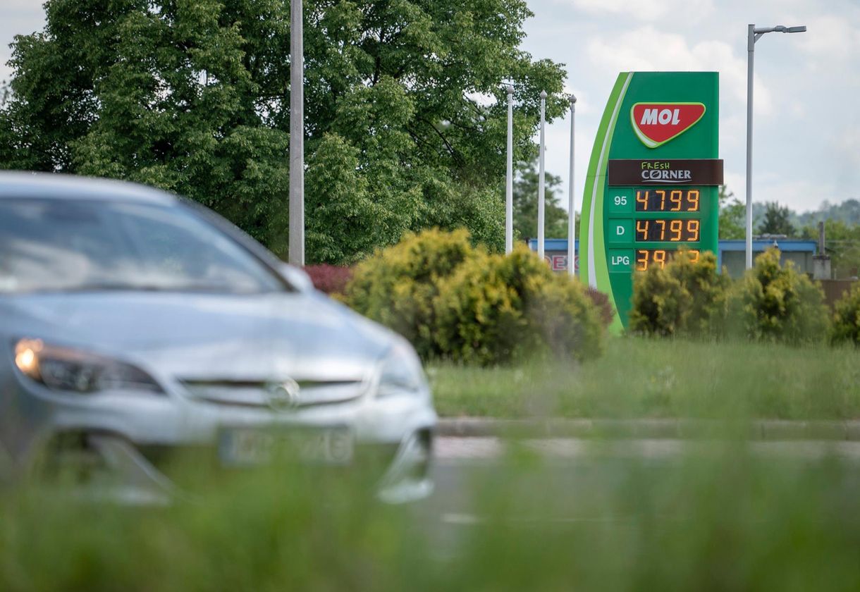 Óriásit emelkedik a nem ársapkás benzin ára szerdán