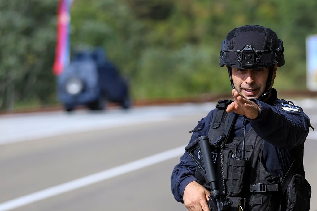 A koszovói rendőrség házról házra kutatja át a falut, ahol négy ember meghalt egy lövöldözésben