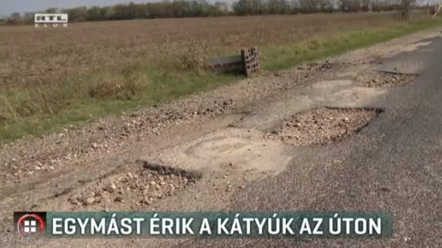 Még mindig kátyúkkal kicsipkézett úton araszolnak az albertkázmérpusztaiak