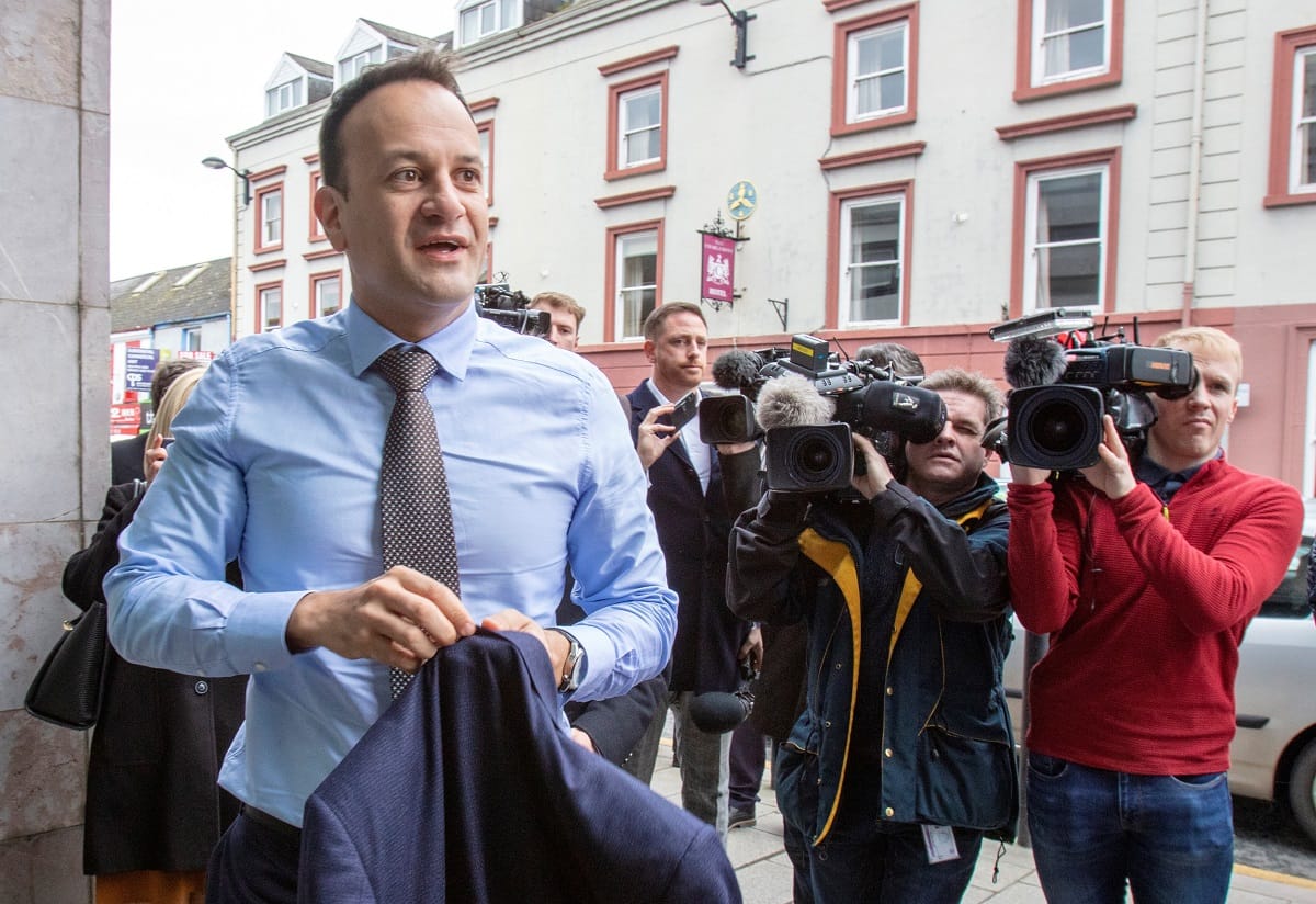 Az ír miniszterelnök orvosnak áll a járvány idejére
