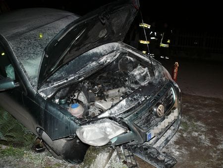 Fotók: a lakók kezdték oltani az ütközéstől kigyulladt VW Polót Demecseren