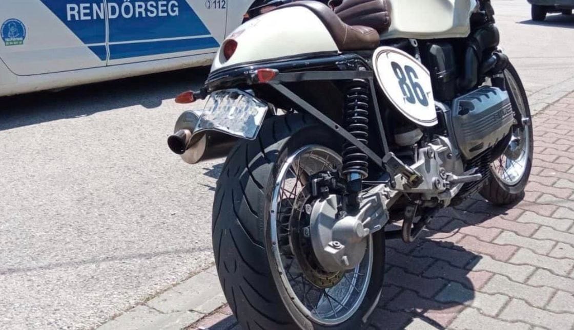 Bátor szöveggel próbálta menteni egy motoros, miért szabálytalan a rendszáma