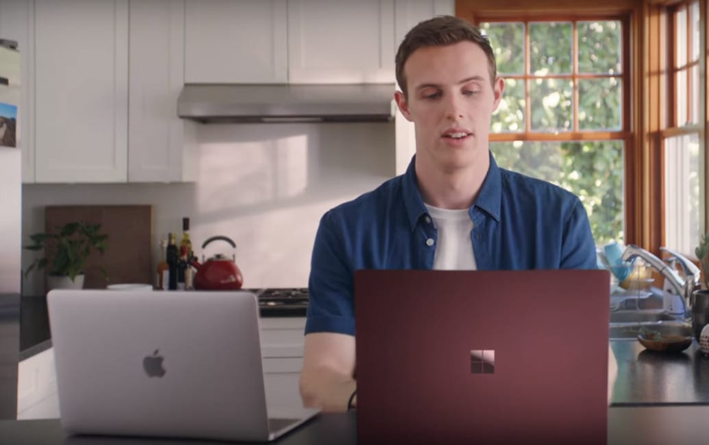 Microsoft-fricska: Mac Book a windowsos gépet ajánlja a MacBook helyett