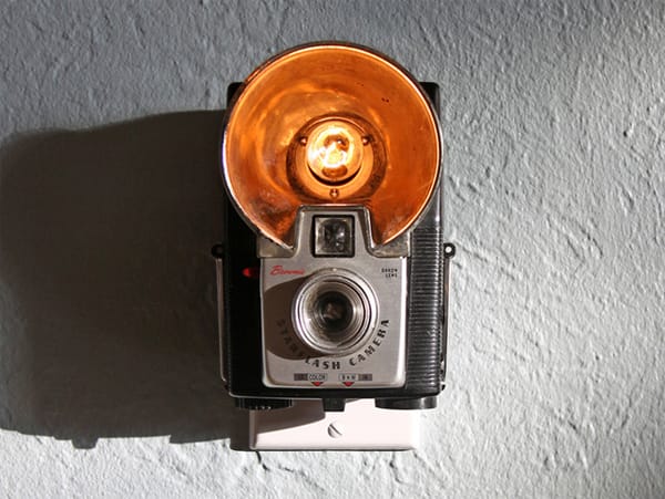 Falilámpa tiszteleg a Kodak emléke előtt