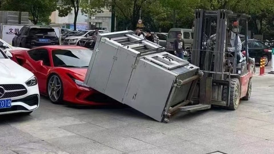 Ferrari mellett ment el a targonca, és pontosan az történt, ami ilyenkor történhet – videó