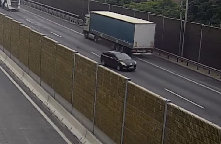 Keresztbe forgatott maga előtt egy besoroló autót egy kamion az M0-son – videó