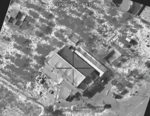 Így bombáznak szét egy ISIS-fegyvergyárat - videó
