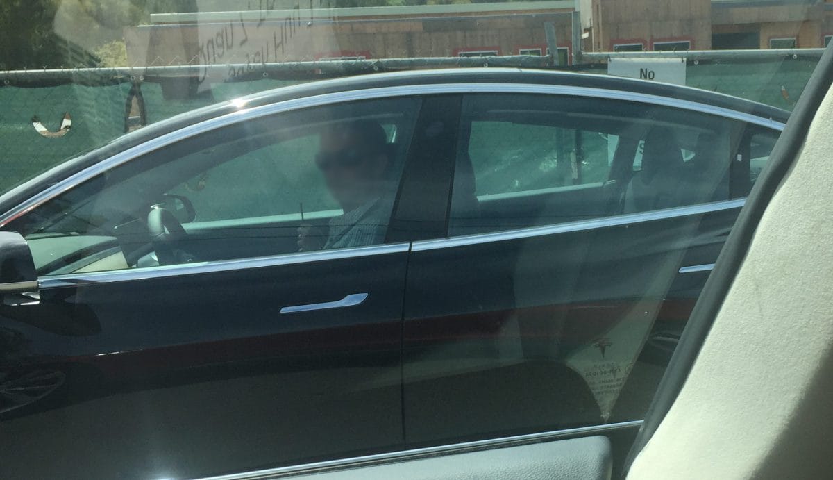 Egy eldugott úton fotózták le a Tesla Model 3-at, máris mutatjuk a képeket