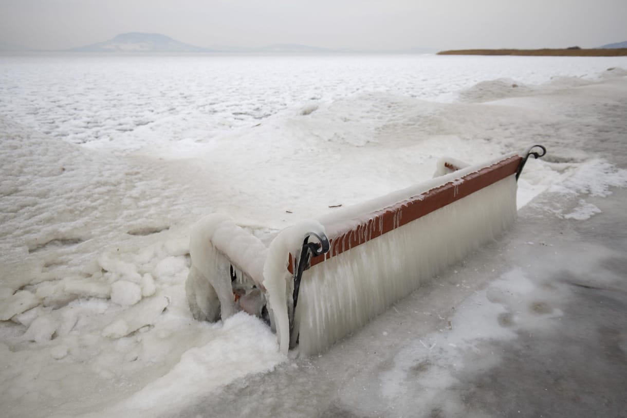 Fotók: Egyszerre gyönyörű és félelmetes a jégbirodalommá változott Balaton-part